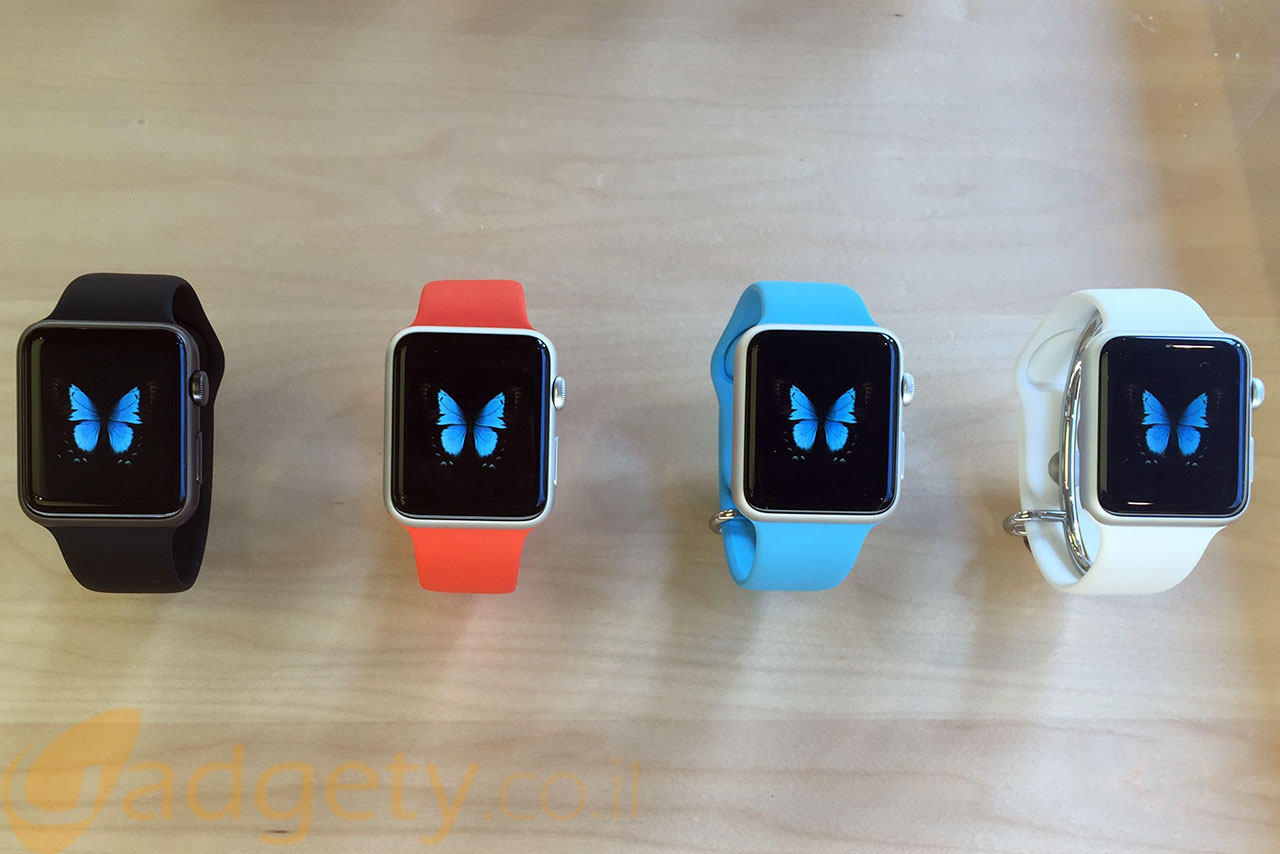 ארבעה שעונים חכמים מסוג Apple Watch בצבעים לבן, כחול, אדום ושחור