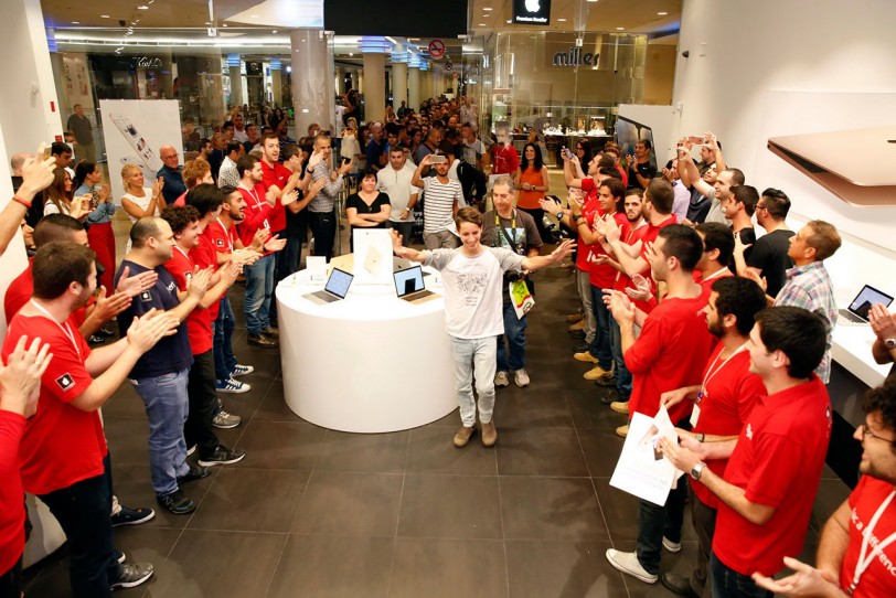 עובדי חנות אפל חוגגים בהשקת האייפון 6S