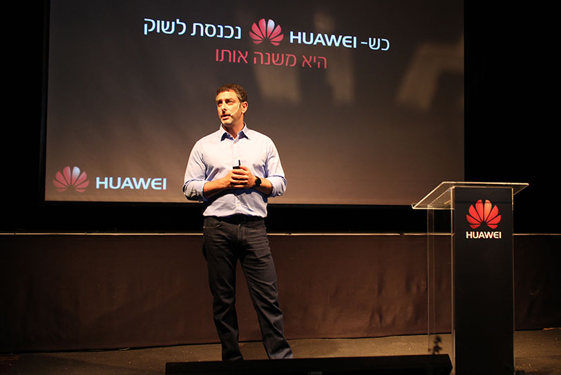 בתמונה: קובי כליף, מנכ"ל אלפא טלקום בהשקת Huawei P8 (צילום: גאדג'טי)
