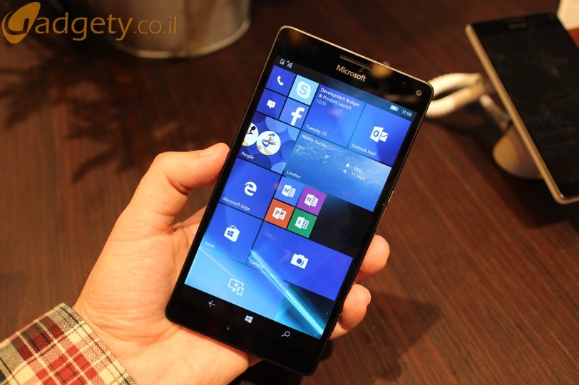 Microsoft Lumia 950XL מריץ את מערכת ההפעלה ווינדוס 10 למובייל (צילום: גאדג'טי)