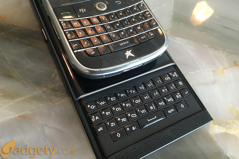מקלדות פיזיות: Blackberry Priv מול Blackberry Bold 9000 (צילום: גאדג'טי)