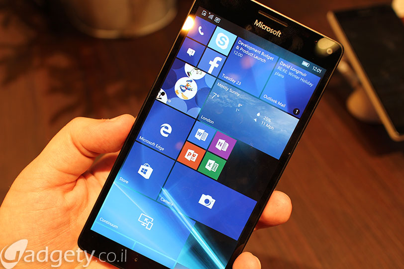 Microsoft Lumia 950XL מריץ את מערכת ההפעלה ווינדוס 10 למובייל (צילום: גאדג'טי)