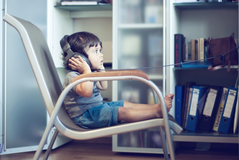 ילד מאזין למוסיקה באוזניות