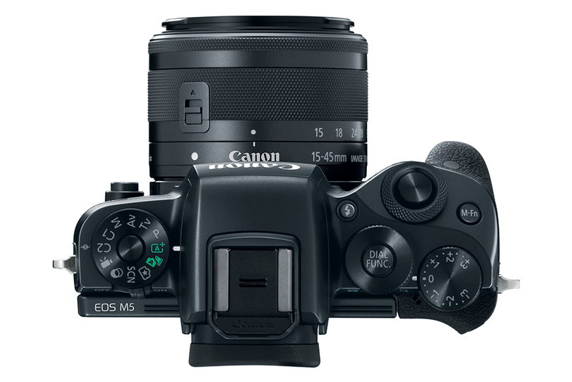 מצלמת ה-EOS M5 מבית קאנון, האחרונה בסדרת נטולות המראה. תזכה בקרוב לאחות גדולה?