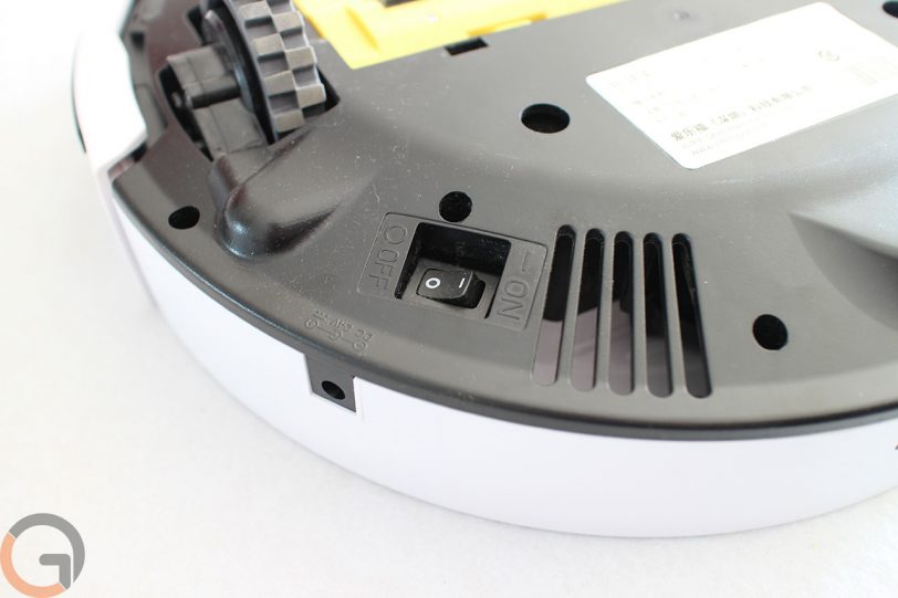 כפתור הפעלה וכיבוי לשואב אבק רובוטי ILIFE V7s (צילום: גאדג'טי)