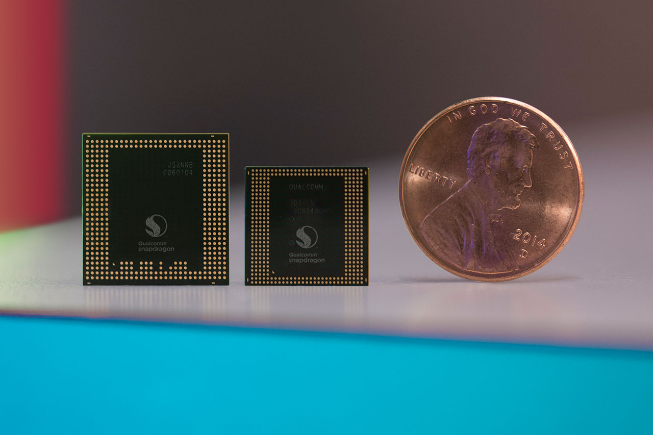 מערכת השבבים Snapdragon 835 (במרכז) לצד ה-Snapdragon 820 ומטבע של פני (קרדיט תמונה: Qualcomm)
