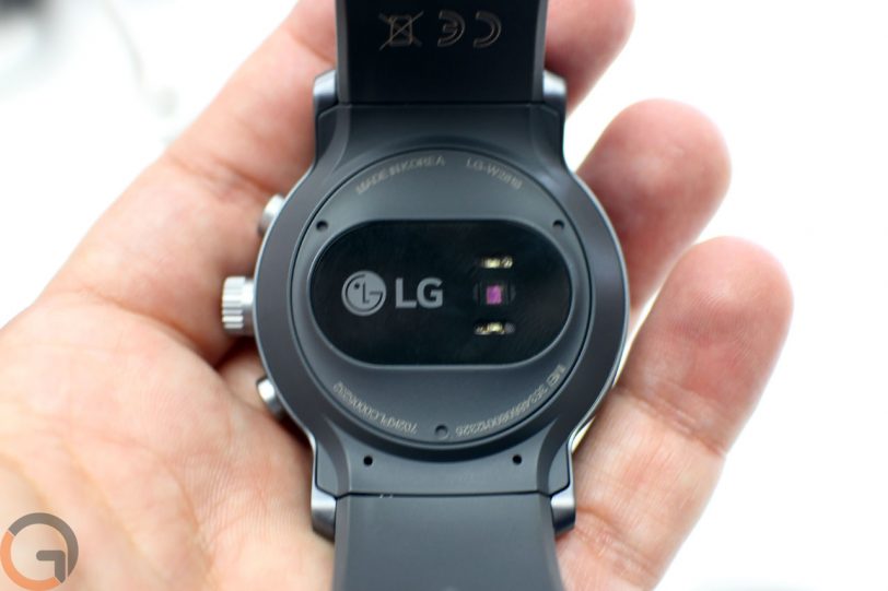 שעון חכם מדגם LG Watch Sport (צילום: רונן מנדזיצקי, גאדג'טי)