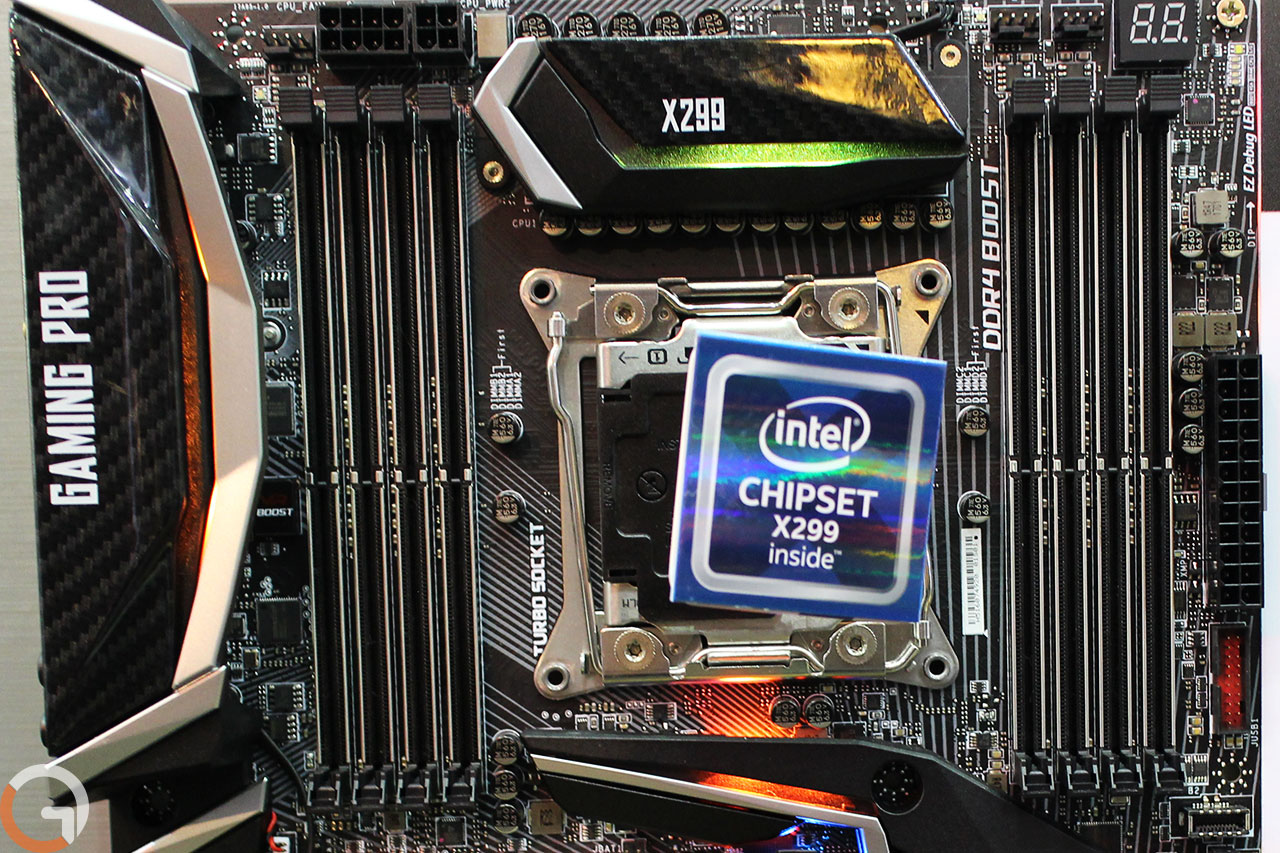 לוח האם MSI Gaming Pro Carbon AC התומך בערכת השבבים Intel X299 (צילום: רונן מנדזיצקי, גאדג'טי)
