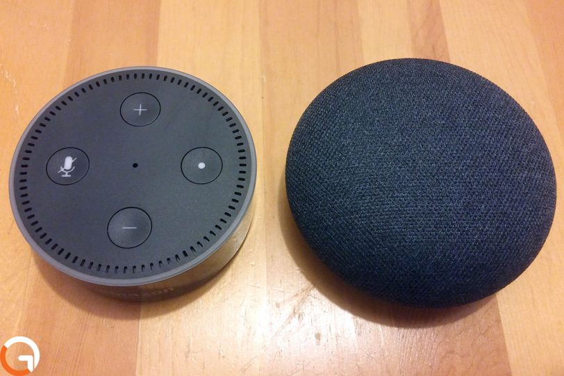 Google Home Mini מול Amazon Echo Dot (צילום: אורי אליאבייב, גאדג'טי)