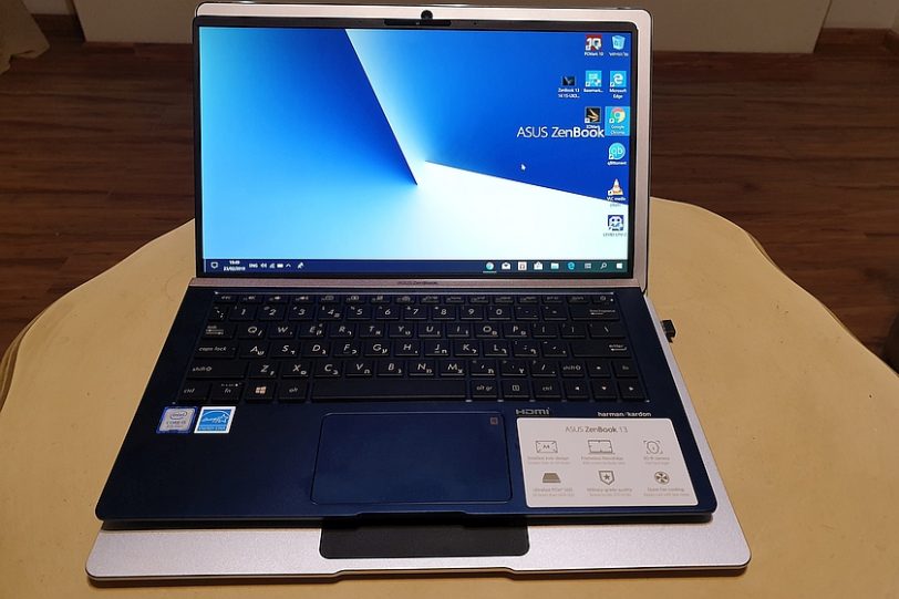 מחשב נייד Asus Zenbook 13 מול EZBOOK 3 PRO (צילום: יאן לנגרמן)