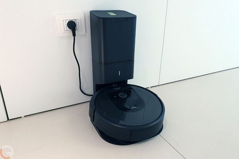 עמדת טעינה לשואב אבק רובוטי +iRobot Roomba i7 (צילום: רונן מנדזיצקי, גאדג'טי)