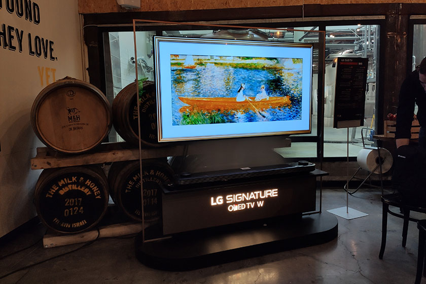 LG Signature OLED TV (צילום: רונן מנדזיצקי, גאדג'טי)