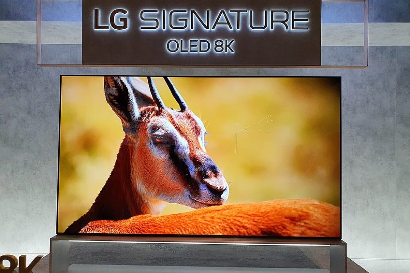 טלוויזיית LG Signature OLED (צילום: יאן לנגרמן, גאדג'טי)