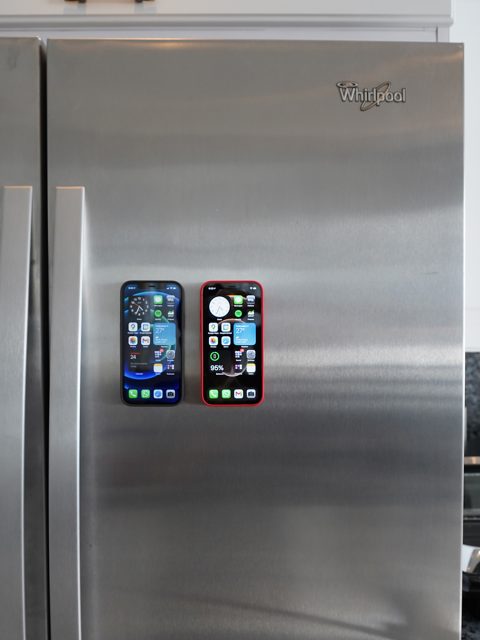 אייפון 12 עם MagSafe (צילום: אלון גרעיני)