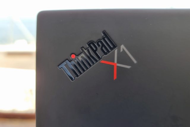 X1 Nano - תקריב לוגו בגב (צילום: יאן לנגרמן, גאדג'טי)