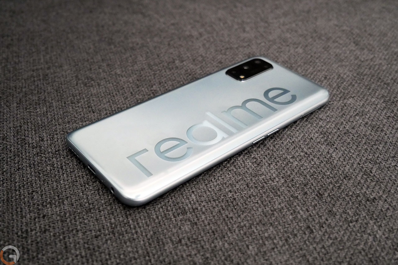 Realme 7 5G (צילום: רונן מנדזיצקי)