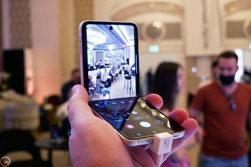 Samsung Galaxy Z Flip 3 (צילום: רונן מנדזיצקי)