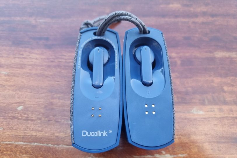 אוזניות ה-SpeakerBuds בגוף הרמקול (צילום: יאן לנגרמן, גאדג'טי)