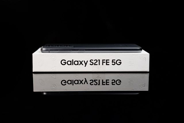 Samsung Galaxy S21 FE 5G (צילום: אופק ביטון, גאדג'טי)