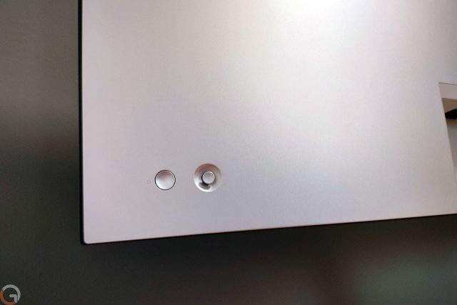 כפתורי שליטה מסך Dell UltraSharp U3421WE (צילום: רונן מנדזיצקי)