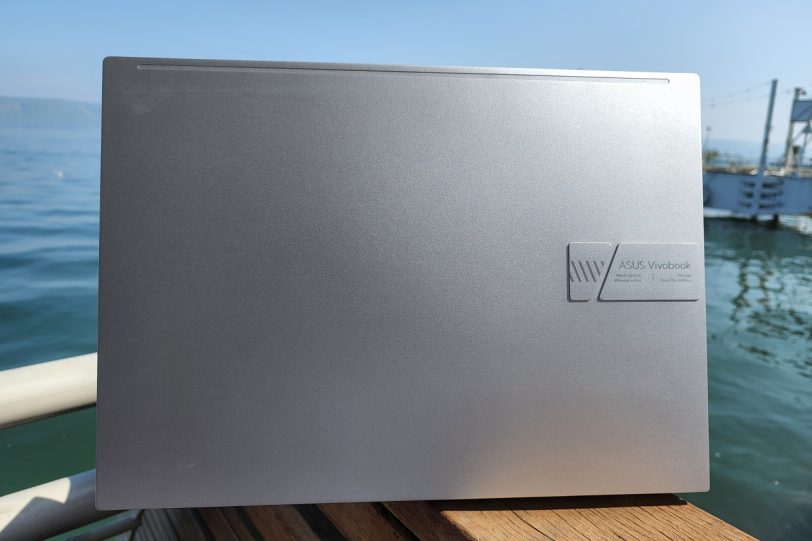 Vivobook Pro 16X OLED – גב (צילום: יאן לנגרמן, גאדג’טי)