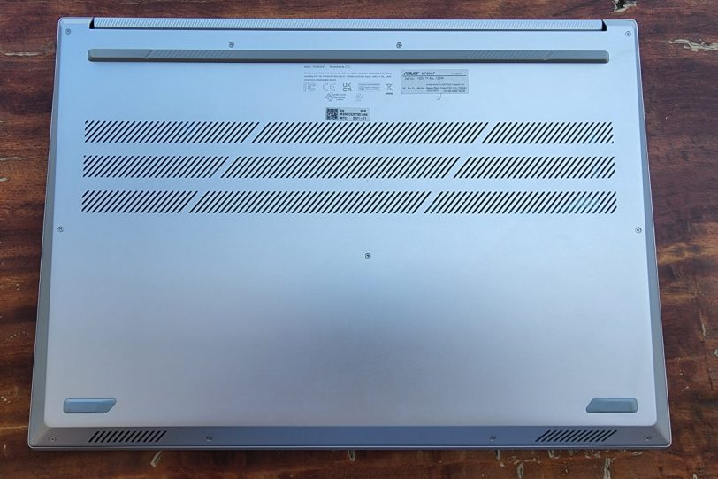 Vivobook Pro 16X OLED – חלק תחתון (צילום: יאן לנגרמן, גאדג’טי)