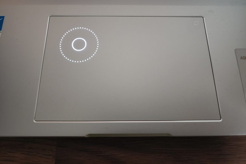 Vivobook Pro 16X OLED – פד עכבר עם ה-ASUS DialPad פעיל (צילום: יאן לנגרמן, גאדג’טי)