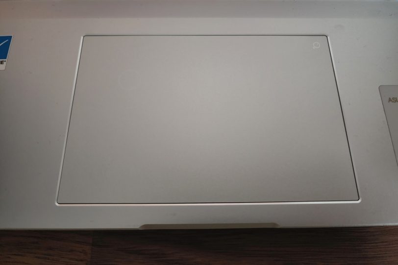 Vivobook Pro 16X OLED – פד עכבר עם ה-ASUS DialPad כבוי (צילום: יאן לנגרמן, גאדג’טי)