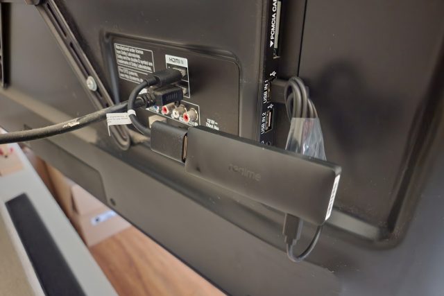 חיבור סטרימר ה-Realme 4K Stick לטלוויזיה (צילום: יאן לנגרמן, גאדג’טי)