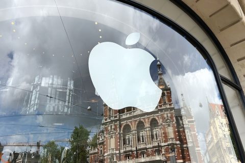 לוגו אפל בחנות באמסטרדם