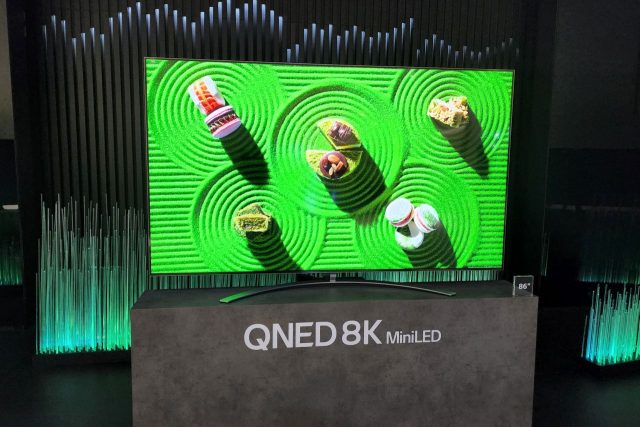 טלוויזיית ה-QNED 8K mini LED (צילום: יאן לנגרמן, גאדג’טי)