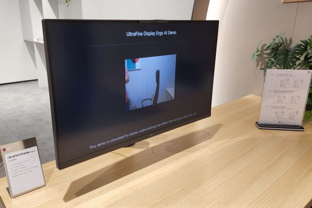 מסך LG UltraFine Display Ergo AI (צילום: יאן לנגרמן, גאדג’טי)