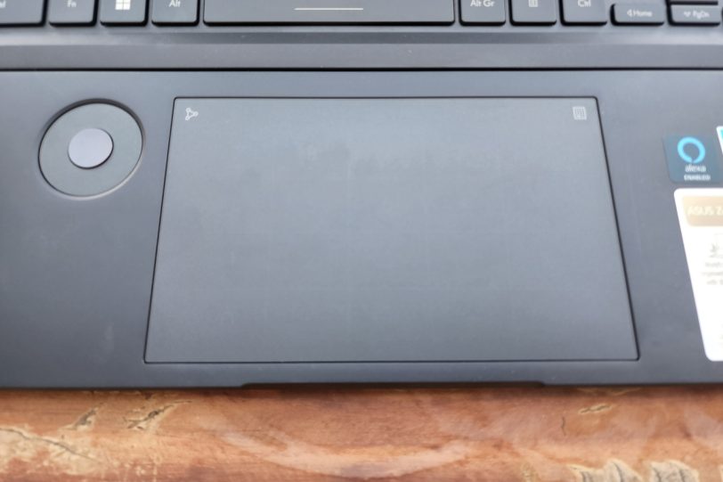 Zenbook Pro 16X – תקריב פד עכבר ו-ASUS Dial (צילום: יאן לנגרמן, גאדג’טי)