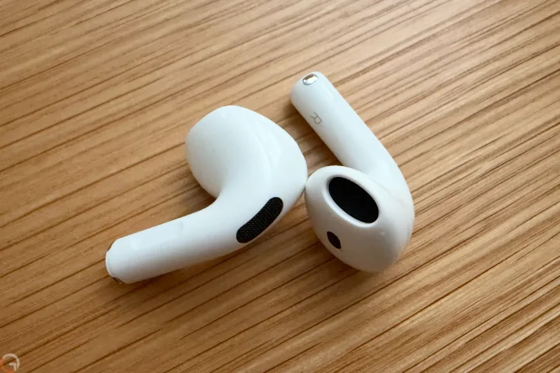 אוזניות AirPods 5 (צילום: רונן מנדזיצקי)