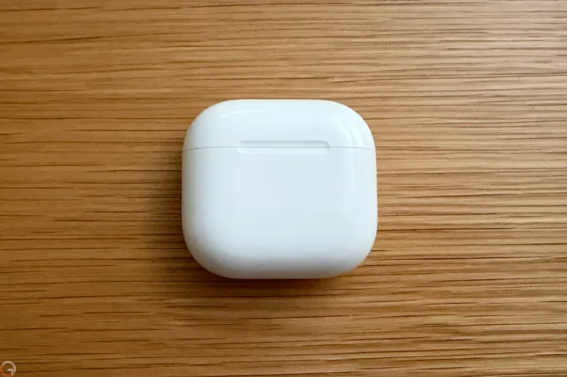 אוזניות AirPods 5 (צילום: רונן מנדזיצקי)
