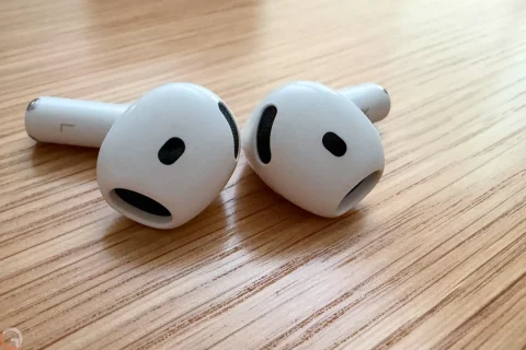 אוזניות AirPods 5 (צילום: רונן מנדזיצקי)