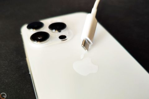 אייפון 14 פרו עם כבל USB-C