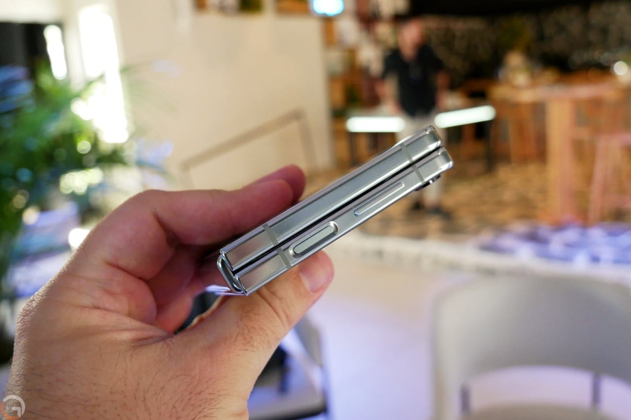 Samsung Galaxy Z Flip 5 (צילום: רונן מנדזיצקי)
