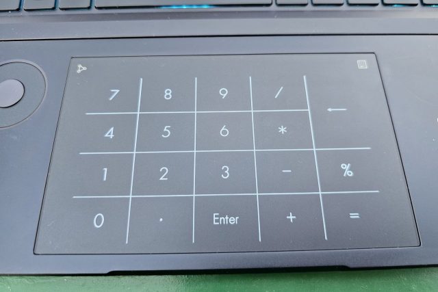 Zenbook Pro 16X – משטח ה-NumberPad (צילום: יאן לנגרמן, גאדג’טי)