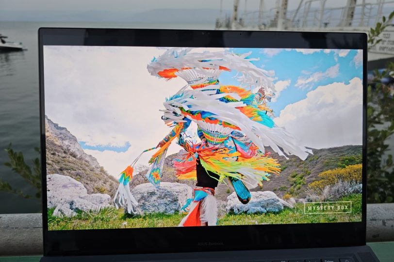 Zenbook Pro 16X – מסך ה-OLED בסביבה מוארת (צילום: יאן לנגרמן, גאדג’טי)