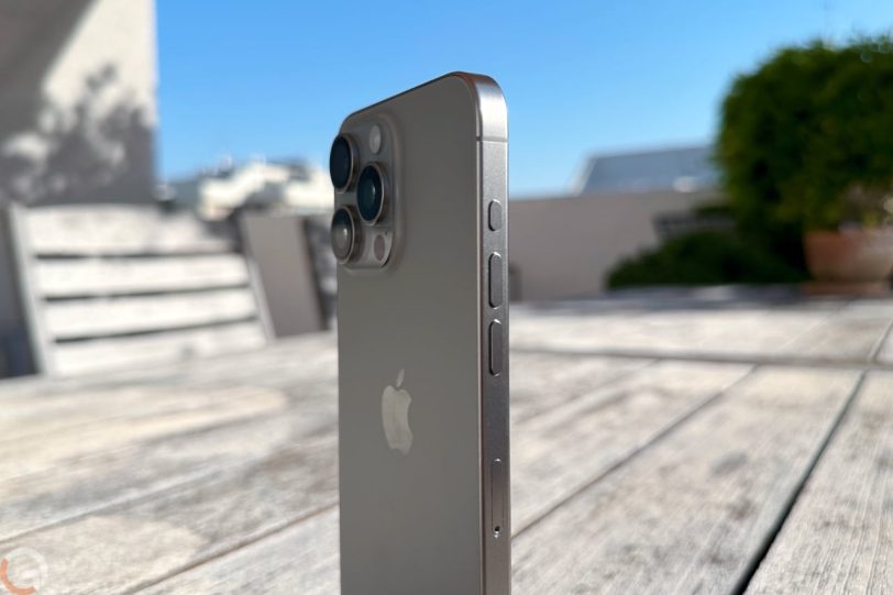 iPhone 15 Pro Max (צילום: רונן מנדזיצקי)