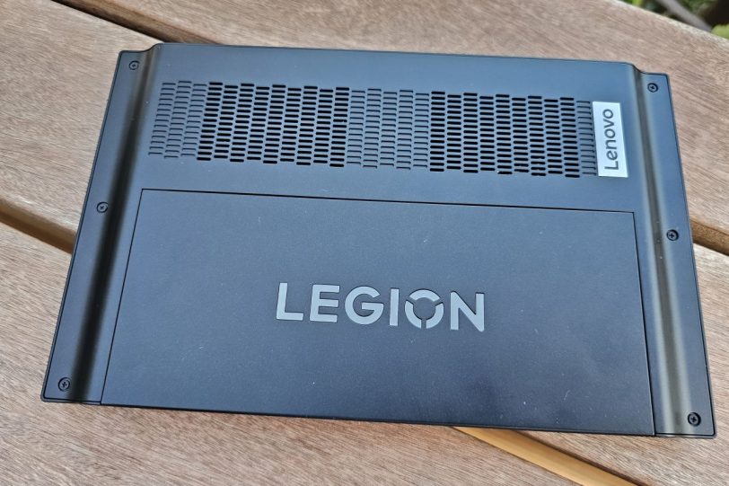 Legion Go - גב (צילום: יאן לנגרמן, גאדג'טי)
