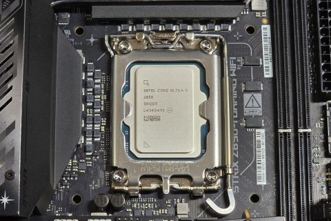 מעבד ה-Core Ultra 9 285K מותקן בלוח האם (צילום: יאן לנגרמן)