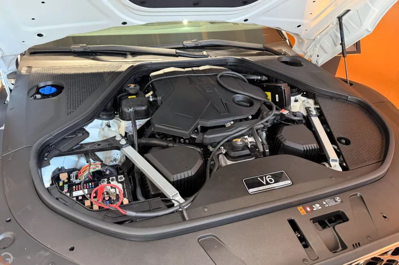 מנוע Genesis G90 (צילום: רונן מנדזיצקי)