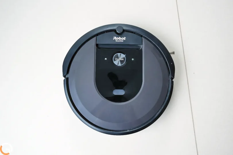 שואב אבק רובוטי +iRobot Roomba i7 (צילום: רונן מנדזיצקי, גאדג'טי)