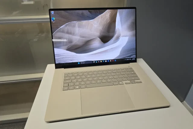 נייד Zenbook A14 (צילום: יאן לנגרמן, גאדג’טי)