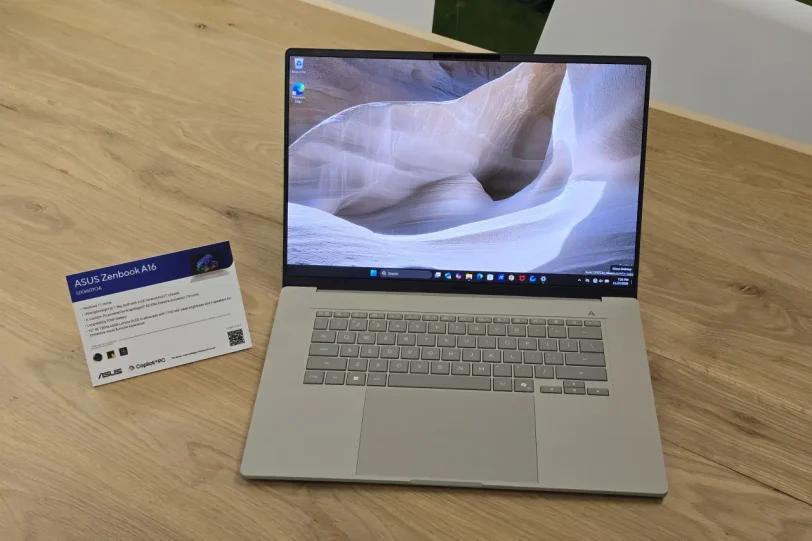 נייד Zenbook A16 (צילום: יאן לנגרמן, גאדג’טי)