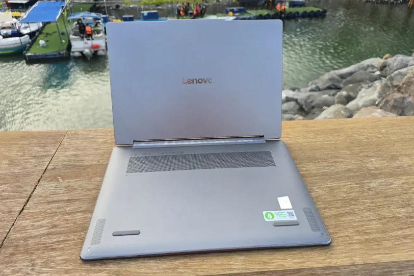 Yoga 9 2in1 – גב וחלק תחתון (צילום: יאן לנגרמן, גאדג'טי)