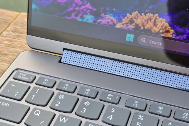 Yoga 9 2in1 – מקרן קול מובנה (צילום: יאן לנגרמן, גאדג'טי)