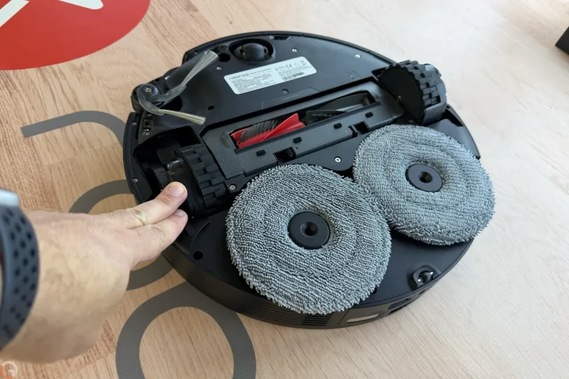 גלגלים מתקפלים, שואב-שוטף רובוטי Roborock Saros 20 (צילום: רונן מנדזיצקי)